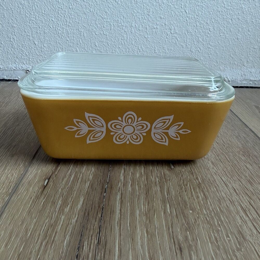 Vintage Pyrex  Butterfly Gold Fridgie Dish w Lid 1.5 Pint USA Glass Set 0502